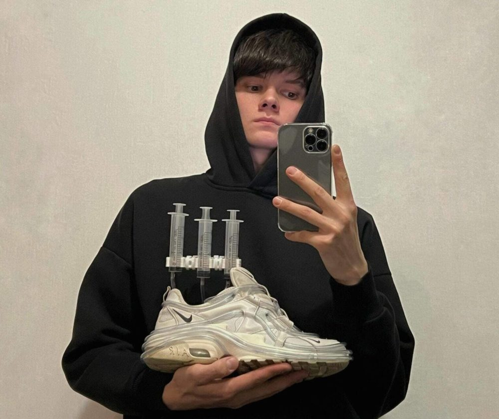 Read more about the article WHAT IS THIS SASHA? SNEAKERS AS A NEW ART OBJECT