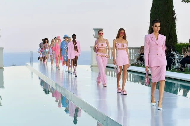 Read more about the article Unleashing Fashion Fireworks: Dua Lipa Teams Up with Versace for the Hottest Celebrity Collaboration!