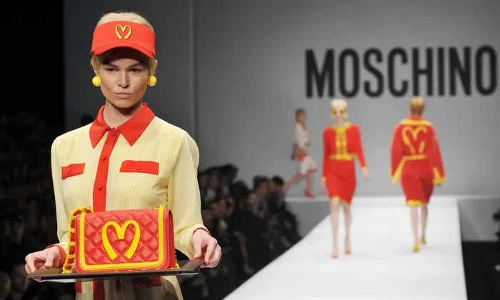 Read more about the article Jeremy Scott, bringing joy in the clothes, leaves Moschino