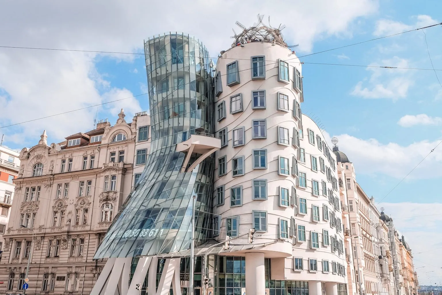 modern architects frank gehry dancing house