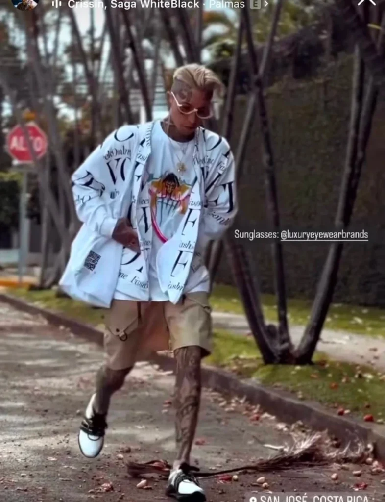 Chris Lavish styling Foxylab New York long white graphic shirt in urban streetwear look