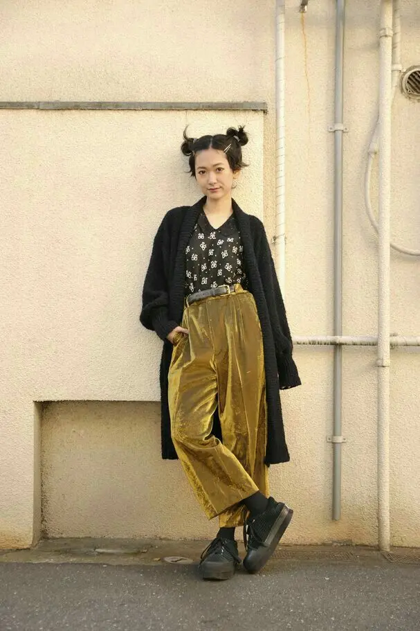 A girl wearing Comfy Grunge Aesthetic clothes.