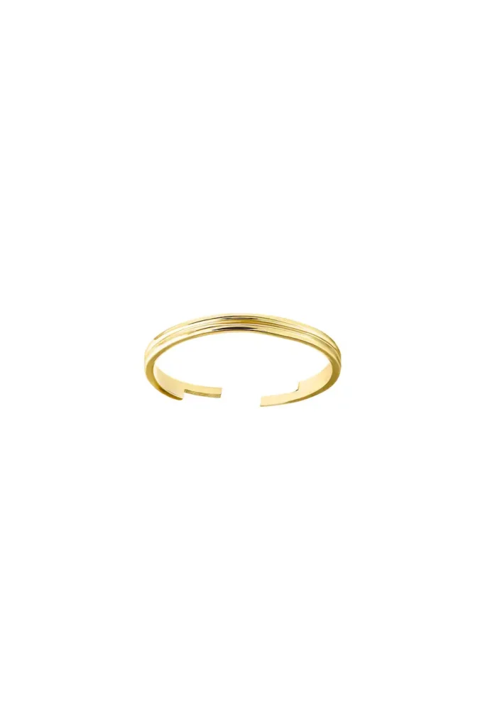 A trendy gold toe ring.