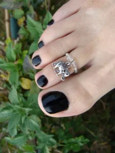 charm toe jewelry on a woman's feet.