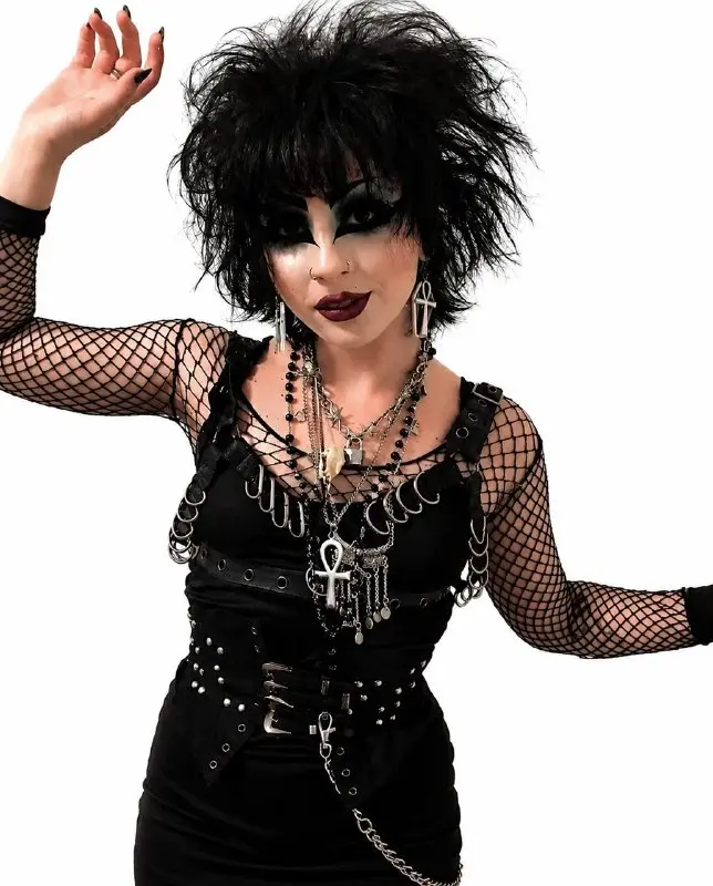 A girl in full trad goth style outfit