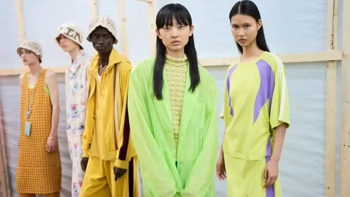 5 girls wearing Li-Ning dresses