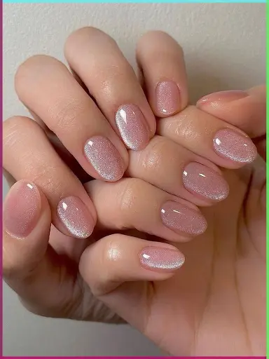 2 hand nails of a girl showing Round Shapes of nails with nail design