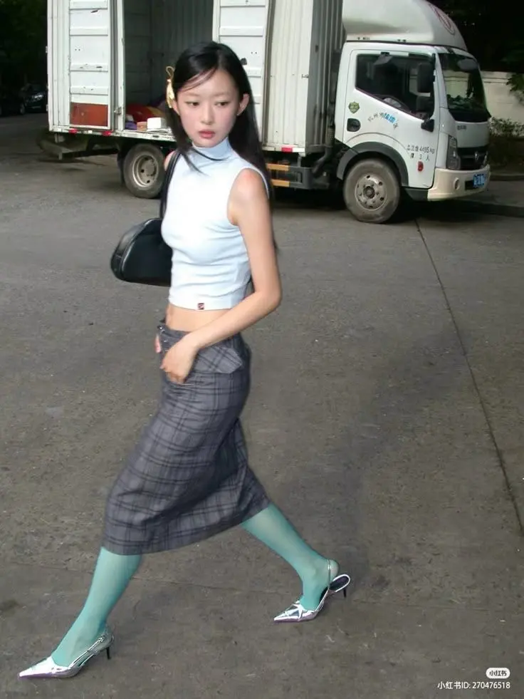 a girl y2k office siren look