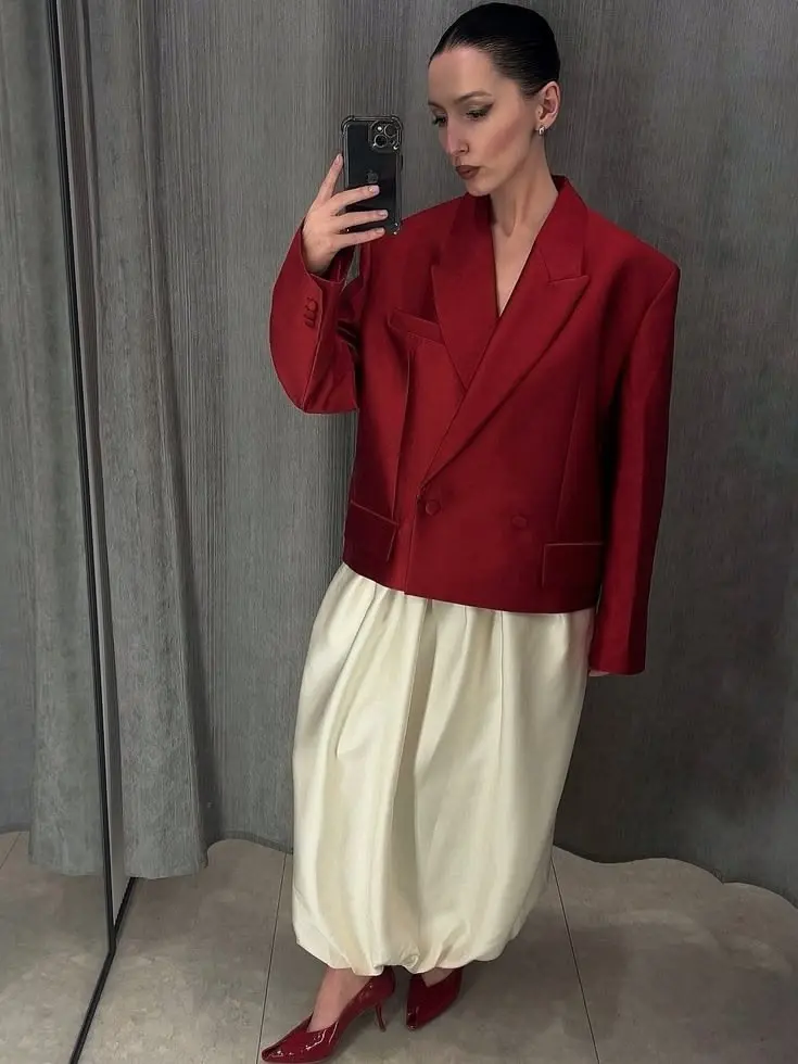 a girlwearing Glamoratti fashion look