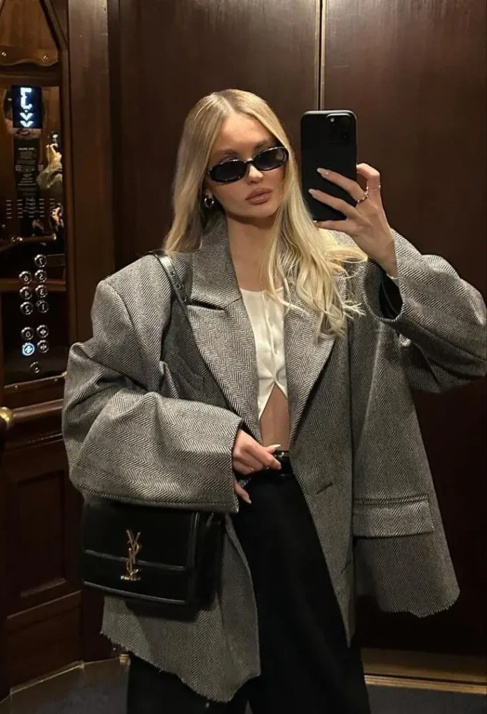 a girl in minimal Glamoratti look