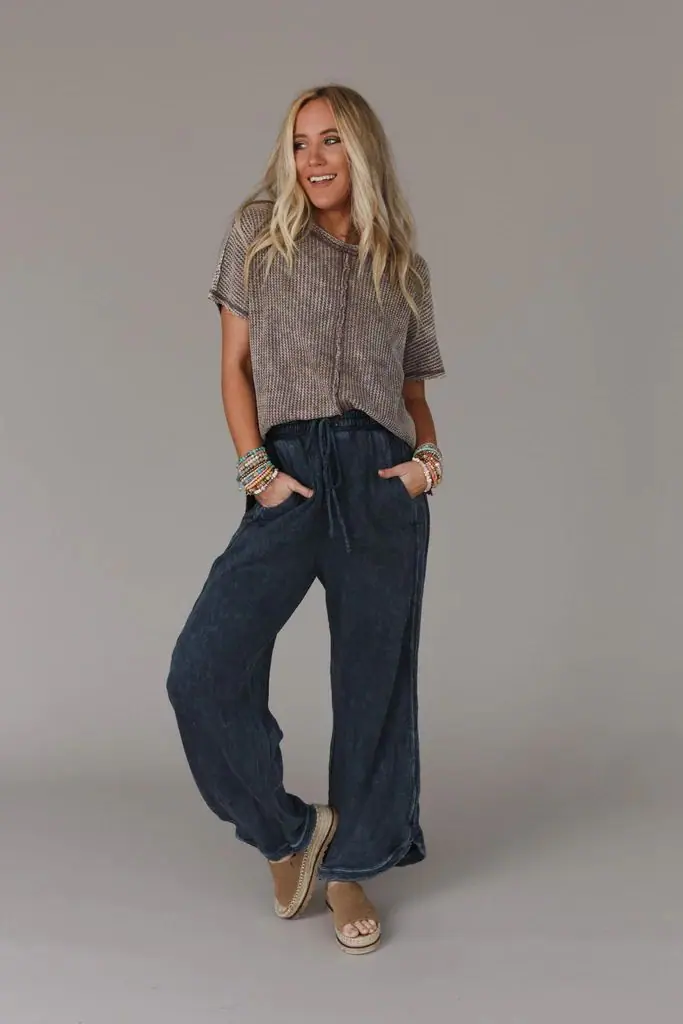 a women wearing Styling Wide-Leg Pants for Glamming Evenings