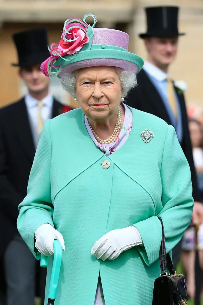 queen elizebth wearing brooch trend