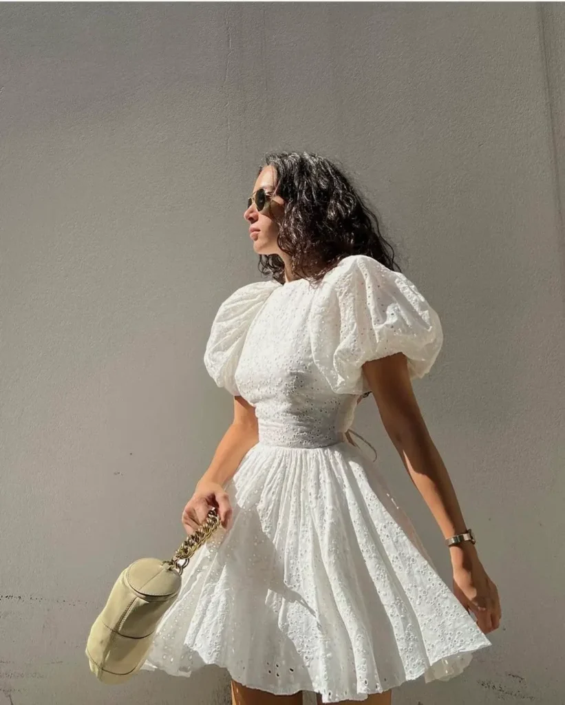 a women in Puff-Sleeve flowy frok