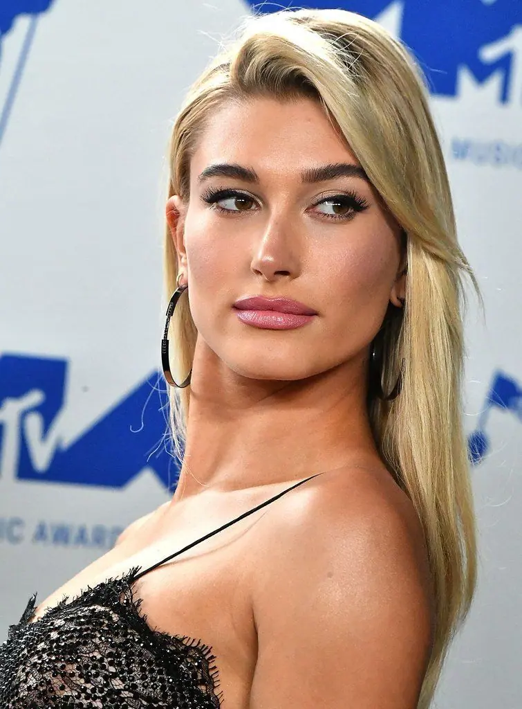 hailey beiber in side bangs