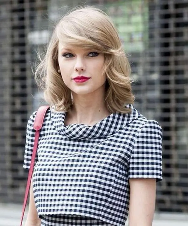 a actress showing her hairstyle