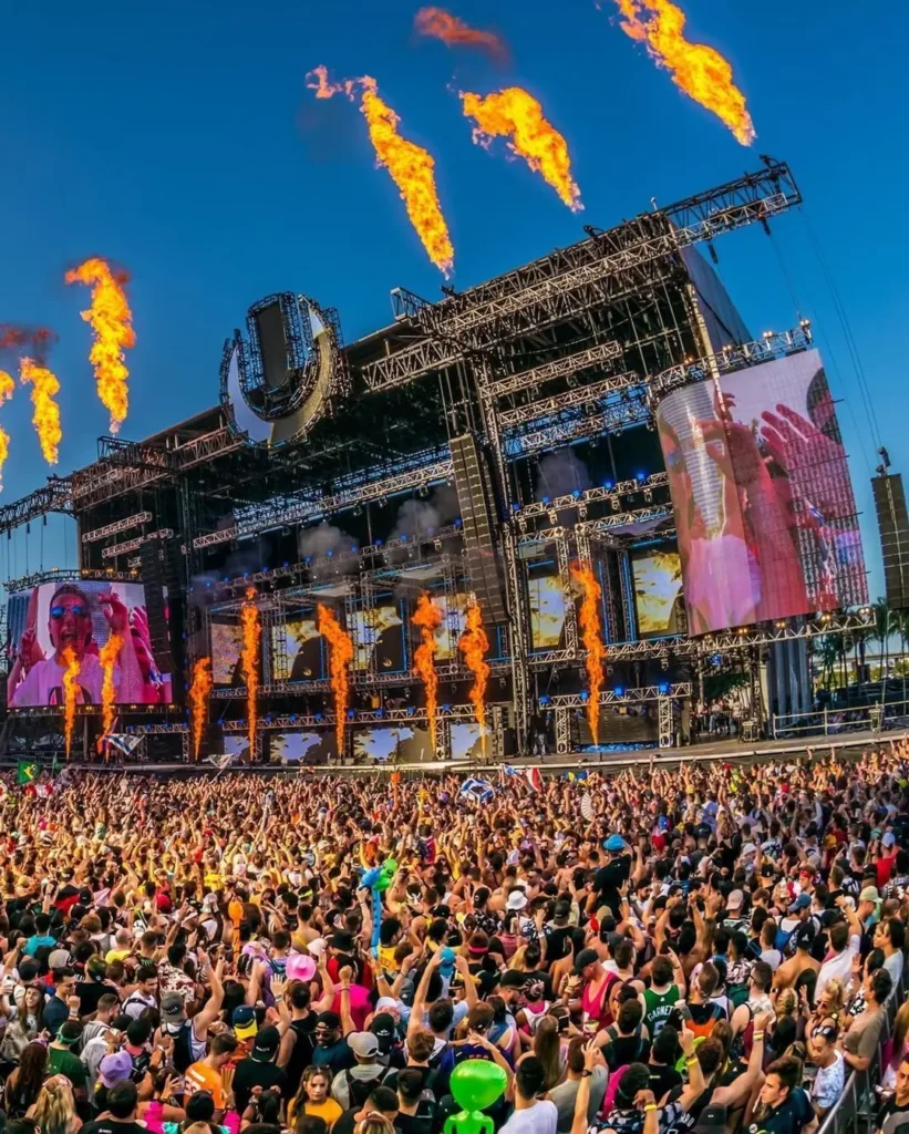 popular music concert in usa crowd