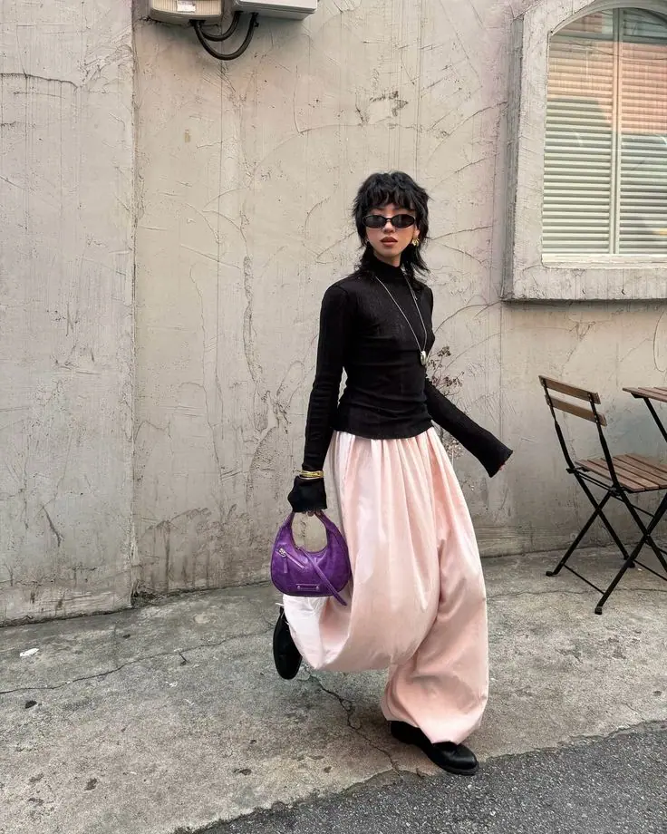 a girl wearing ballon pant and shirt in Seoul