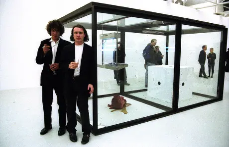 Saatchi-Gallery peoples are standing