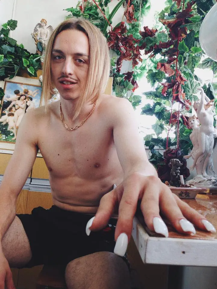 Tommy cash sitting