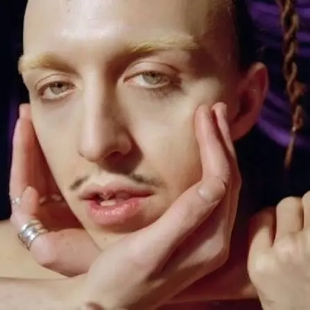Tommy Cash with bleach hairs